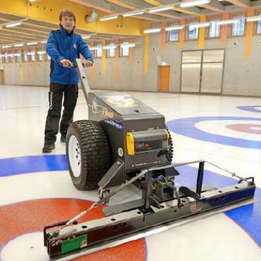 Kunsteis – eine ganze Menge Wasser und viel Arbeit - 5 Das maschinelle Hobeln beseitigt Unebenheiten und die Eisfläche wird perfekt flach ausgearbeitet.