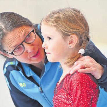Flechtfrisuren, gestreckte Zehen und Applaus von der Tribüne - Tabea Sumi an ihrem allerersten Wettkampf. Da kam die Unterstützung von Leiterin Suzanne Seifritz sehr gelegen.