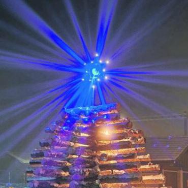 Viel Schnee und Topwetter sorgen für gelungenen Saisonstart - Bild Mitte: Weihnachtsstimmung in Saanenmöser mit einem Weihnachtsbaum aus Holz. FOTO: ZVG