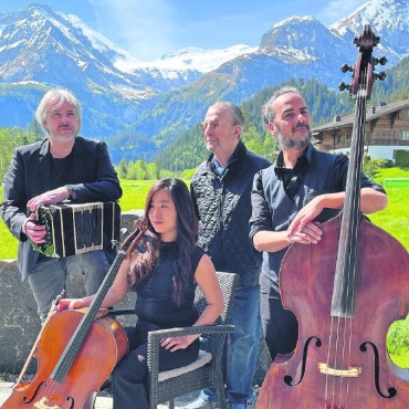 Von Lauenen nach Buenos Aires - Pablo Ziegler auf der Terrasse des Hotels Alpenland.