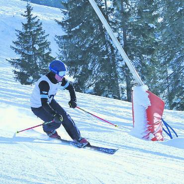 Zehn Jahre Kräftemessen im Auftrag der Freundschaft - Der Gstaader Schulleiter Christoph Däpp in bestechendem Stil auf den Telemarkski.