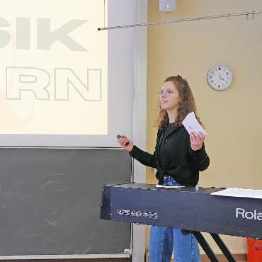Maturaarbeiten 2025: Wenn Hypothesen wackeln und Lernen beginnt - Debora Lempen forschte zum Einfluss der Musik auf Schlafqualität und Emotionen. FOTOS: SONJA WOLF