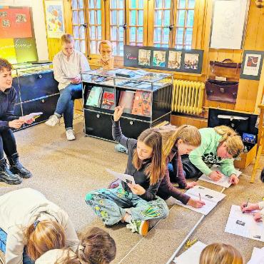 Geige, Bingo, Begeisterung – Klassik trifft auf junge Neugier - Musikvermittlerin Lana Zickgraf (links) führte durchs amüsante interaktive Programm. Die Kids waren eifrig dabei.