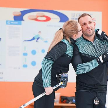 Schweizermeisterschaft der Curling Mixed Doubles in Gstaad: Alina Pätz und Sven Michel gewinnen - Freuen sich über ein gutes End: Alina Pätz und Sven Michel vom Team Aarau.