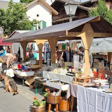 Brocante und Markt in Saanen - Das OK Brocante und Markt und die Ausstellenden freuen sich auf viele Besucher:innen am 9. August in Saanen. FOTO: ARCHIV/UELI MÜLLER