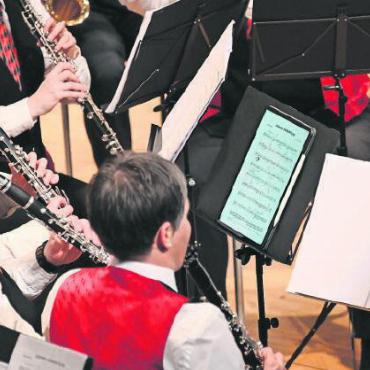 Unterwegs mit der Musikgesellschaft Gstaad - Willkommen in der Digitalisierung: Notenblätter aus Papier werden mitunter durch Tablets abgelöst.