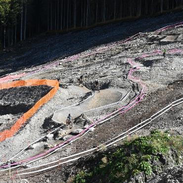 Mountainbikespektakel neben dem Gstaad Airport