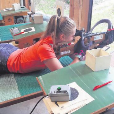 Pulverschnee, Sägemehl und Biathlonerfolg - Lara Marti im Schiesstraining – für die Biathletin nicht ganz unwesentlich. In dieser Saison hat es sich offensichtlich ausgezahlt. FOTO: ZVG