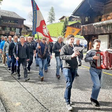 Ueli Würsten neuer Amtsfähnrich - Umzug mit Musik. FOTOS: ZVG