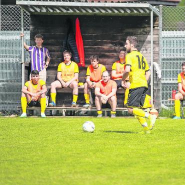 Zweite Mannschaft des FC Simme/Saane vor dem Aufstieg - Der heimliche Star: die Bank mit den Ersatzspielern. FOTO: ZVG