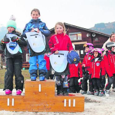 Zweiter Gstaad Airport Cup - Kategorie Mädchen 2015: v.l. Fiona von Siebenthal, Joelle Steffen, Léonie von Siebenthal. FOTOS: ZVG