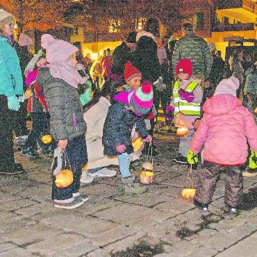 «Latärnli, Latärnli, Sunne, Mond u Stärnli» - Auf dem Kapälliplatz wurde gemeinsam das Lied «Latärnli, Latärnli, Sunne Mond und Stärnli» gesungen.