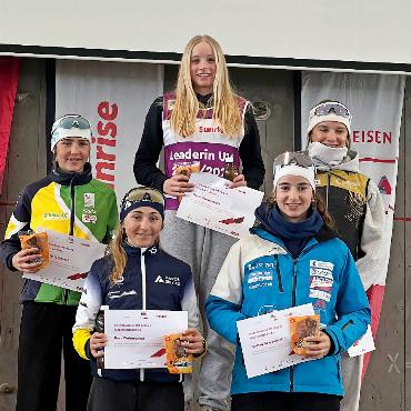 Danja Reichenbach gewinnt Gesamtwertung der Swiss Nordic Trophy - Siegerpodest der Gesamtwertung Swiss Nordic Trophy mit Danja Reichenbach (hinten Mitte).   FOTO: ZVG