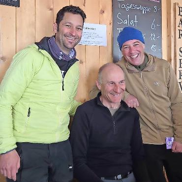 Heidi Sigrist und Hannes Marmet sind Saaner Clubmeister 2026 - Podest Herren 2: v.l. Niclas Baumer, 2. Rang; Philippe Marmet, 1. Rang; Daniel von Grünigen, 3. Rang.