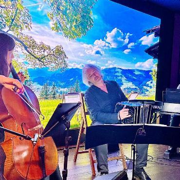 «Nuevo Tango Trio» am Gstaad Tango Festival - Das «Nuevo Tango Trio» mit Cellistin Anzhe Zuo, Bandoneonist Manu Comté und Pianist Alexander Gurning. FOTO: BRG