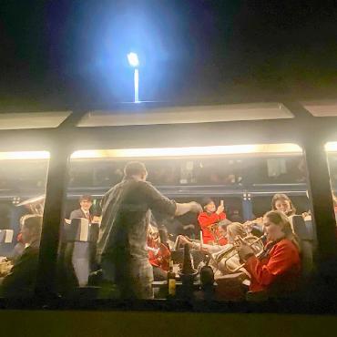Erfolgreicher Musiktag für die Brass Band «Harmonie» Saanen und die Musikgesellschaft Gstaad - Die BBHS und die MGG auf der Heimreise beim gemeinsamen Musizieren. FOTO: CHIARA LANZ