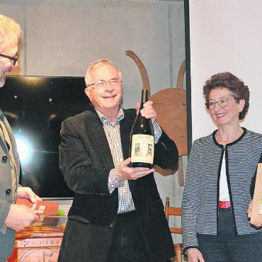 «Und der Kulturpreis geht an ...» - Natürlich haben auch die Geschenke an den Kulturpreisträger etwas mit Kunst zu tun: Theres Rütschi (ganz rechts) gestaltete das Weinetikett mit dem Konterfei des Laureaten und zeichnete für ihn «sein» Museum mit Scherenschnittzentrum und sein Wohnhaus. Von links: Präsident Matthias Moser, Jean-Frédéric Henchoz und Carmen Scherrer, die für eine tadellose französische Übersetzung der Generalversammlung sorgte. FOTOS: SONJA WOLF