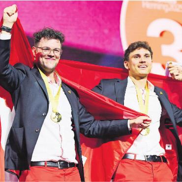 «Gold für die Schweiz bei den EuroSkills» - Leonardo Soares Sousa (links) und sein Teampartner freuen sich über Gold.