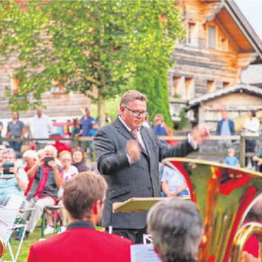 Über die Vorbereitungen eines Festredners - Der Dirigent Michael Bach und die Brass Band «Harmonie» Saanen im Element.