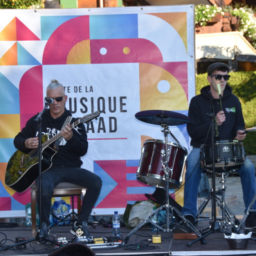 Fête de la Musique: gelungene Premiere - Das Jam-Duo sorgte für rockige Stimmung.  (Foto: Anita Moser)