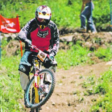 Der Saaner Mountainbike-Pionier - Mit Tempo über Stock und Stein: Zwei Teilnehmer am Saaner Mountainbike-Rennen 1996. FOTO: ZVG