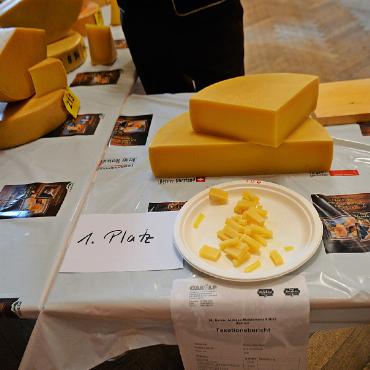 Ein Dorf im Käsefieber: Berner Alpkäsemeisterschaft in Saanen - Die Spannung steigt... Die ersten Plätze jeder Kategorie waren bereits bekannt, nicht aber, von welchen Produzenten der Käse stammt.
FOTOS: SONJA WOLF