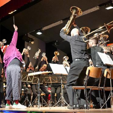 Ein Gaudi für Gross und Klein - Hoch, tief, nach rechts, nach links: Die Musikantinnen und Musikanten folgen dem «Dirigenten».