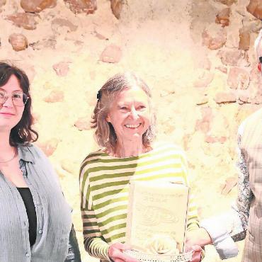 Jahresrückblick 2024 – Kultur, Gesellschaft und Umwelt: Vieles hat sich bewegt - Liliane Studer (Mitte) und Leonora Schulthess freuten sich über die Wertschätzung ihrer Arbeit für das Literaturfestival Literarischer Herbst Gstaad, die in diesem Kulturpreis steckt. Die Auszeichnung wurde durch Vereinspräsident Matthias Moser überreicht. FOTO: JENNY STERCHI