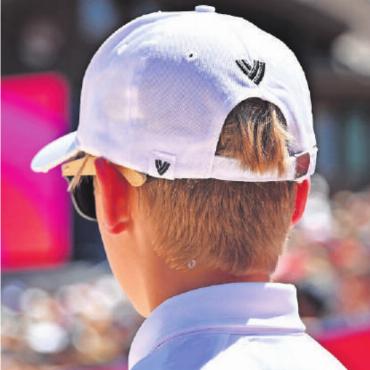 Das Swatch Beach Pro Gstaad - ein Beachvolleyballfest - … und kühlen Kopf bewahren. Die Füsse und Kappen der Ballkinder wurden immer wieder mit kaltem Wasser getränkt.