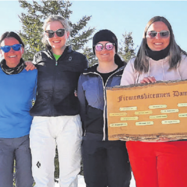 Firmenskirennen 2022 – knappe Zeitabstände und Geselligkeit am Wasserngrat - Frauenpower: links die zweitplatzierten Vertreterinnen von Gerax SA, rechts die Siegerinnen von Gstaad Saanenland Tourismus.