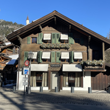 Zeugenaufruf: Fluchtfahrzeug aufgefunden - Die Bijouterie Graff wurde Opfer eines Raubüberfalls. (Foto: AvS)