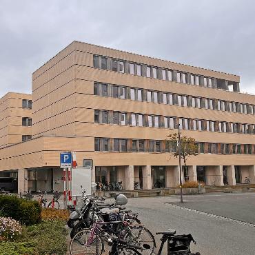 «So machen Sie niemanden stolz!» - Im Justizzentrum Oberland in Thun wurden am Montag zwei junge Einbrecher zu Freiheits- und Geldstrafen verurteilt. FOTO: PETER SCHIBLI