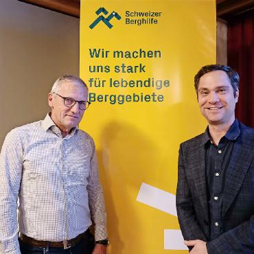 Berghilfe stärkt das Rückgrat der Alpenregionen - Martin Abderhalden (rechts), Leiter Gewerbe bei der Berghilfe, führte durch eine informative Präsen tation. Er war in Begleitung von Oswald Perler, dem ehrenamtlichen Gebietsexperten für das Obersimmental und das Saanenland. FOTO: ZVG
