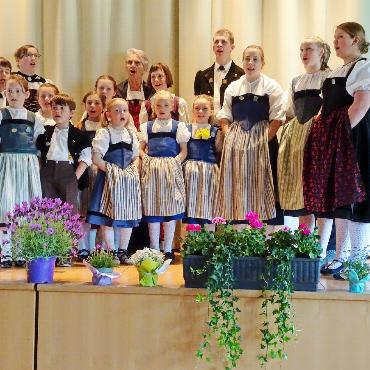 «Viva la Musica» – es lebe die Musik - Mit erfrischenden Jodelklängen und speziellen Einlagen bereicherte das Chinderchörli Saanenland den Nachmittag.