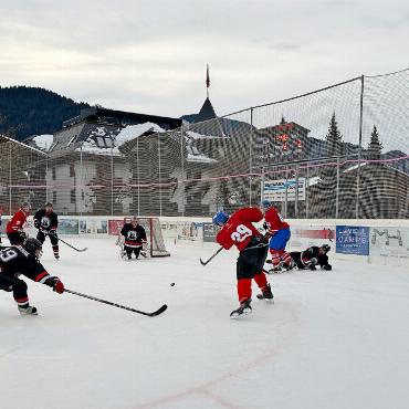 EHC Koppigen unschlagbar am 23. Senioren Hockeyturnier - Koppigens 29 zieht ab und trifft. Die 29 ist Simon Baumberger, von der Statur vergleichbar mit einem Baum und mehrmals Torschütze am Gstaader Seniorenturnier am letzten Samstag.