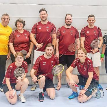 Badmintonclub Gstaad: Es geht doch! - Hinten v.l. Spielertrainer Jules van Enckevort, Tatjana Röthlin, Sam Matti, Mike Matti, Thomas Trachsel, und Hilfscoach Sascha Zehr. Vorne v.l. Sybille Hofmann, Remo Späti und Heidi Inäbnit. (Es fehlen: Zoltan Varga und Simon Feuz) FOTO: ZVG