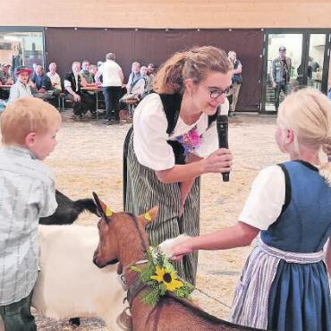 Verdiente Missen und Mister an der Ziegenamtsschau - Die Ziegenkönigin Anita Zahnd mit den zum Teil ganz jungen Züchterinnen und Züchtern.