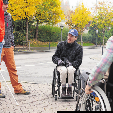 Barrieren sichtbar machen - Bastien Murith im Gespräch mit den Teilnehmenden.