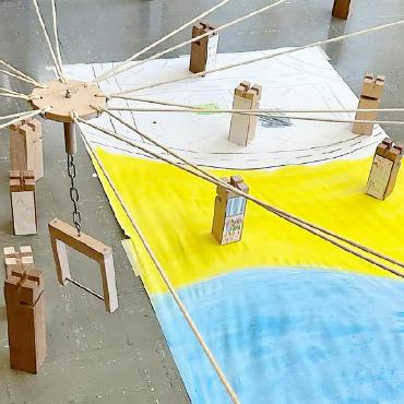 Eine kunterbunte Woche in Lauenen - Fröbelturm in Aktion.