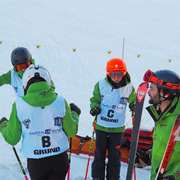 Spannender BOSV/Leki JO-Renntag an den Hublen - Vorfahrende der JO Grund mit JO-Leiter David Haldi.