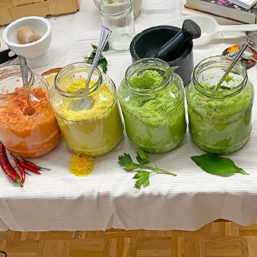 Zimmerleute zu Gast im Saanenland - Im Begleitprogramm wurde ein Workshop zur Herstellung von Kräutersalzen angeboten. FOTO: ZVG