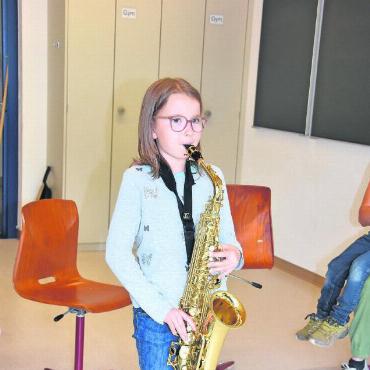 Musik liegt in der Luft... - Jedes Kind durfte verschiedene Instrumente ausprobieren und erhielt dabei professionelle Anweisungen, Tipps und Tricks von den Lehrpersonen.