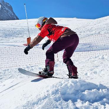 Spannung beim Banked Slalom dank Nachwuchstalenten - Geschmeidig über eine Welle.