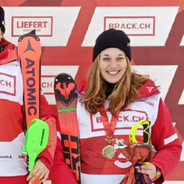 News aus der Skiwelt Saanenland - Das Podest der schweizweit schnellsten Juniorinnen U21 im Slalom: Neben Siegerin Anuk Brändli (Mitte) strahlen auch die Zweitplatzierte Elyssa Kuster (links) und Chiara Lanz in die Kamera. (Foto: zvg)