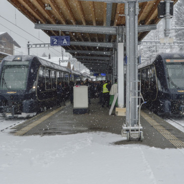 GoldenPass Express bleibt vorerst auf MOB-Netz - Zwei Goldenpass-Express-Züge bei der Einweihung im Dezember 2022. (Foto: AvS)