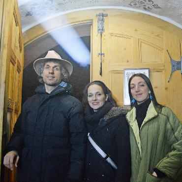 Reise durch Zeit und Raum - Ganz links: Langsam wie in einer Prozession laufen die Besuchenden in Richtung Licht. Links: Alle drei vereint das Interesse daran, Kunst in historische Gebäude zu integrieren: Der Künstler Emilio Ferro, die Kuratorin und Präsidentin von art château Valentina Locatelli und Ludivine Freymond, die Tochter der Gründer Caroline und Eric Freymond von Espace Muraille. FOTOS: SONJA WOLF