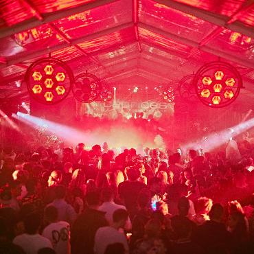 Drei Tage wach – «Ibiza Vibes» auf 1500 Metern Höhe - Die Tanzfläche erleuchtete in Rot während der Partynächte auf dem Eggli, wo berühmte DJs aus der ganzen Welt auflegten.