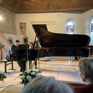 Zwei Monumente der Klavierliteratur in Zweisimmen - Francesco Piemontesi verzaubert das Zweisimmner Publikum mit Werken von Debussy und Schubert. (Foto: AvS)