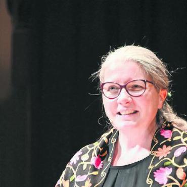 Verein für das Alter feierte 100. Geburtstag - Marianne Kellenberger moderierte den Nachmittag voller Geschichte und Darbietungen.