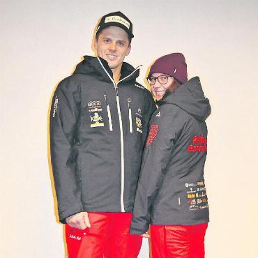 Die neuen Skikleider sind da! - Raphaela Suter und Noel von Grünigen präsentieren an der GV die neuen Clubkleider. FOTOS: PATRIC BILL